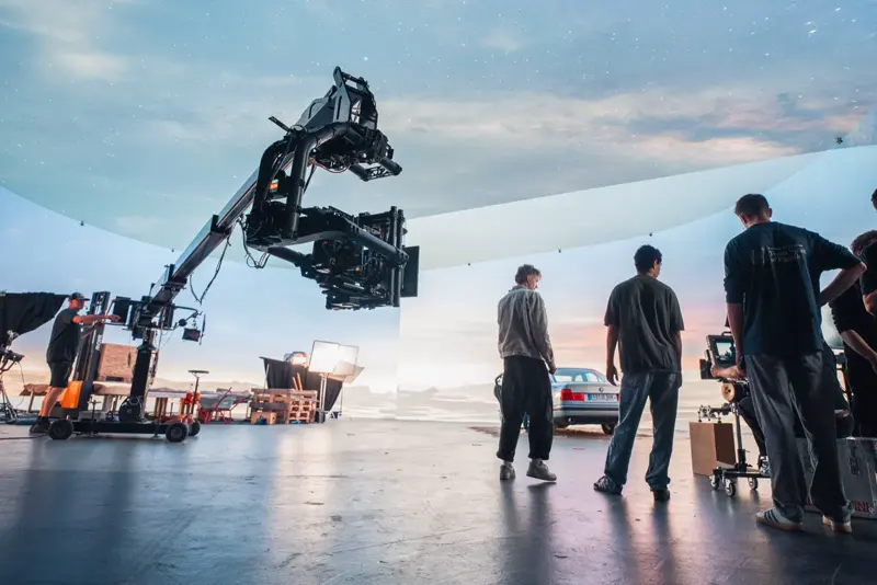 Crane setup in front of the desert backdrop, Die Welt danach
