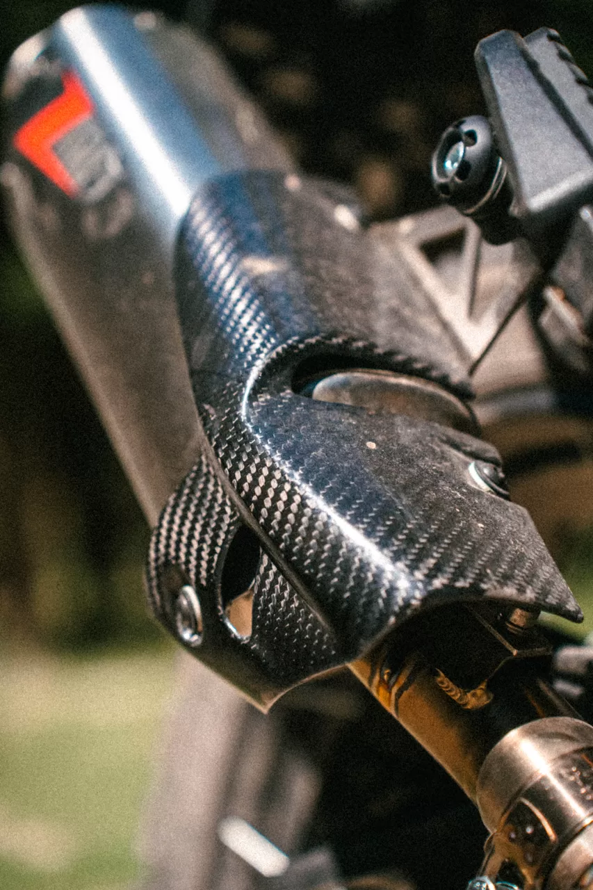 Nahaufnahme eines Motorradbauteils aus Carbon