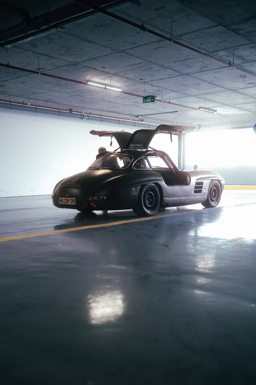 Mercedes 300 SL mit geöffneten Flügeltüren im Parkhaus vor der Oman-Rallye