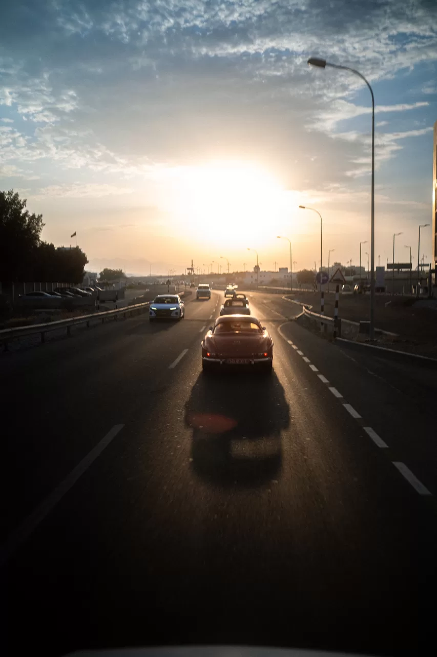 Oldtimer auf den Straßen Omans im warmen Morgenlicht